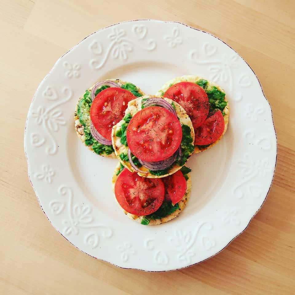 Veganiškas užkandis – sumuštinis su avokadu ir pomidoru