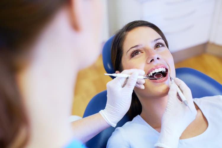 Konsultacija dėl dantų implantavimo: ką būtina žinoti?