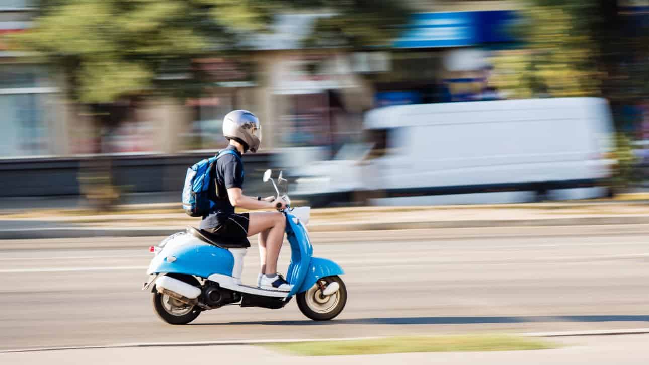 Kada reikia teisių norint vairuoti motorolerį Lietuvoje