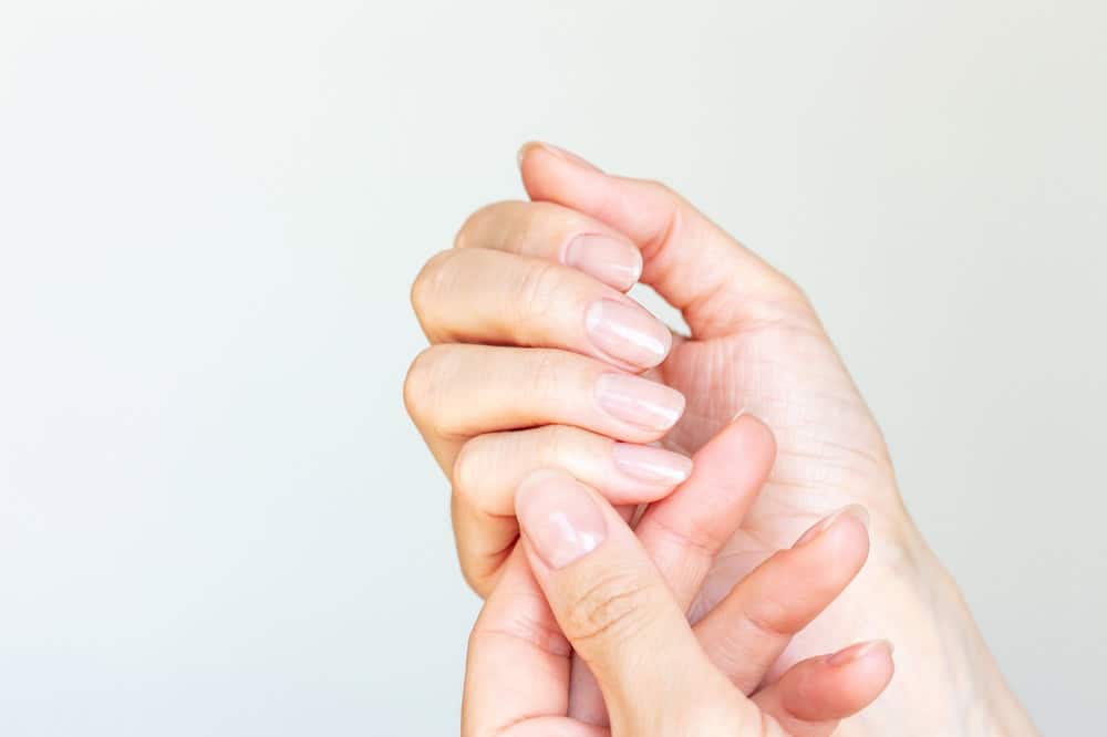 Kodėl lūžinėja nagai? Galimos priežastys